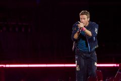 『ゴールドプレイ』ライブで不倫発覚？CEOと女性の密着映像が大型スクリーンに