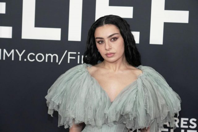 炎上歓迎！チャーリーXCX、フェスでのパフォーマンス論争に「最高のアートは分裂的」と持論展開