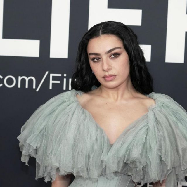 炎上歓迎！チャーリーXCX、フェスでのパフォーマンス論争に「最高のアートは分裂的」と持論展開
