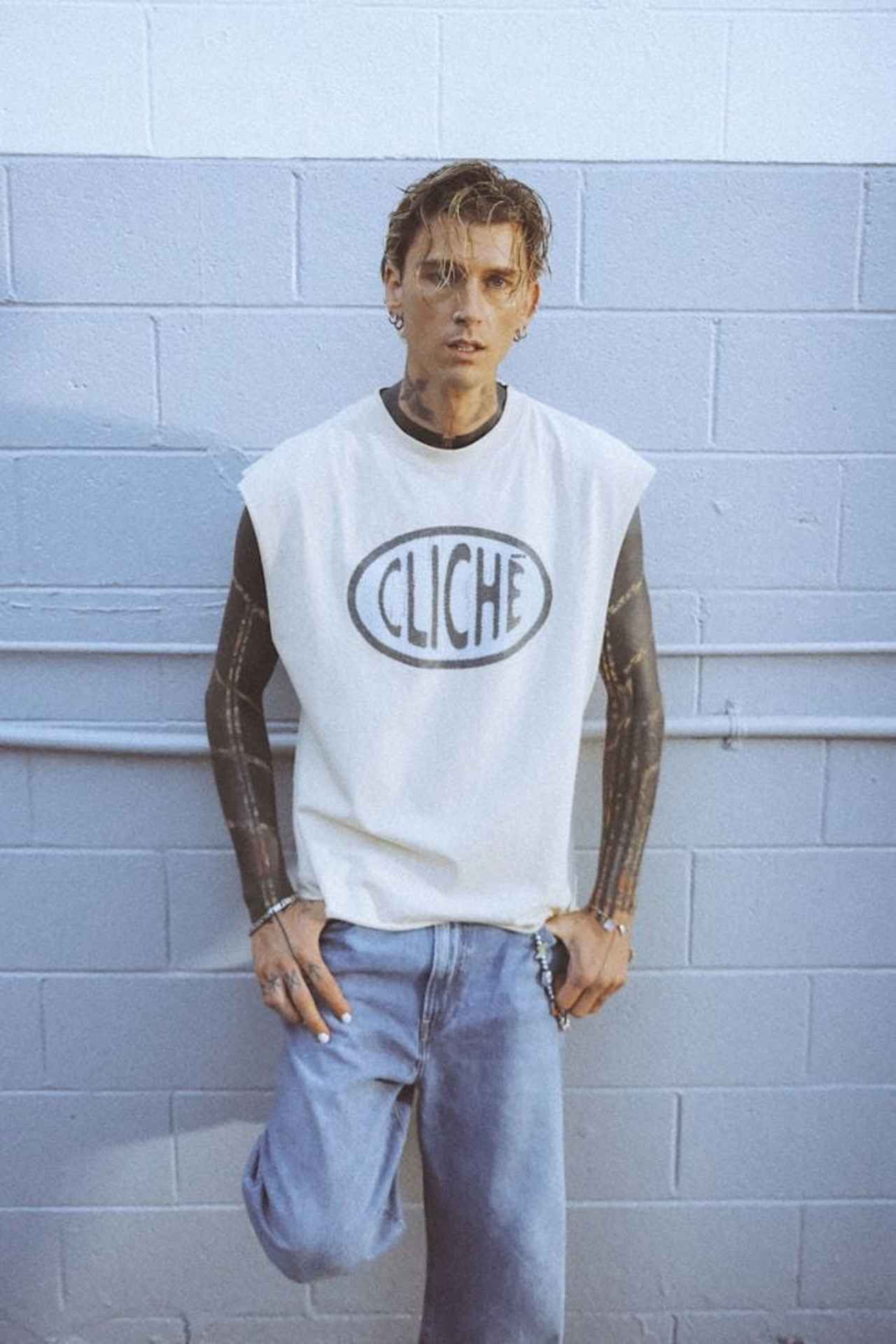 MGK、新曲「vampire diaries」でトラヴィス・バーカーと再タッグ　吸血鬼姿で魅せるダンスにも注目！