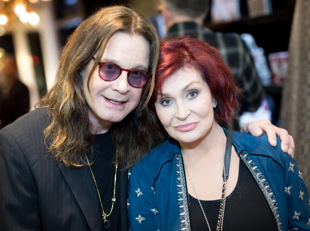 オジー・オズボーン妻、葬儀で夫の結婚指輪をネックレスに