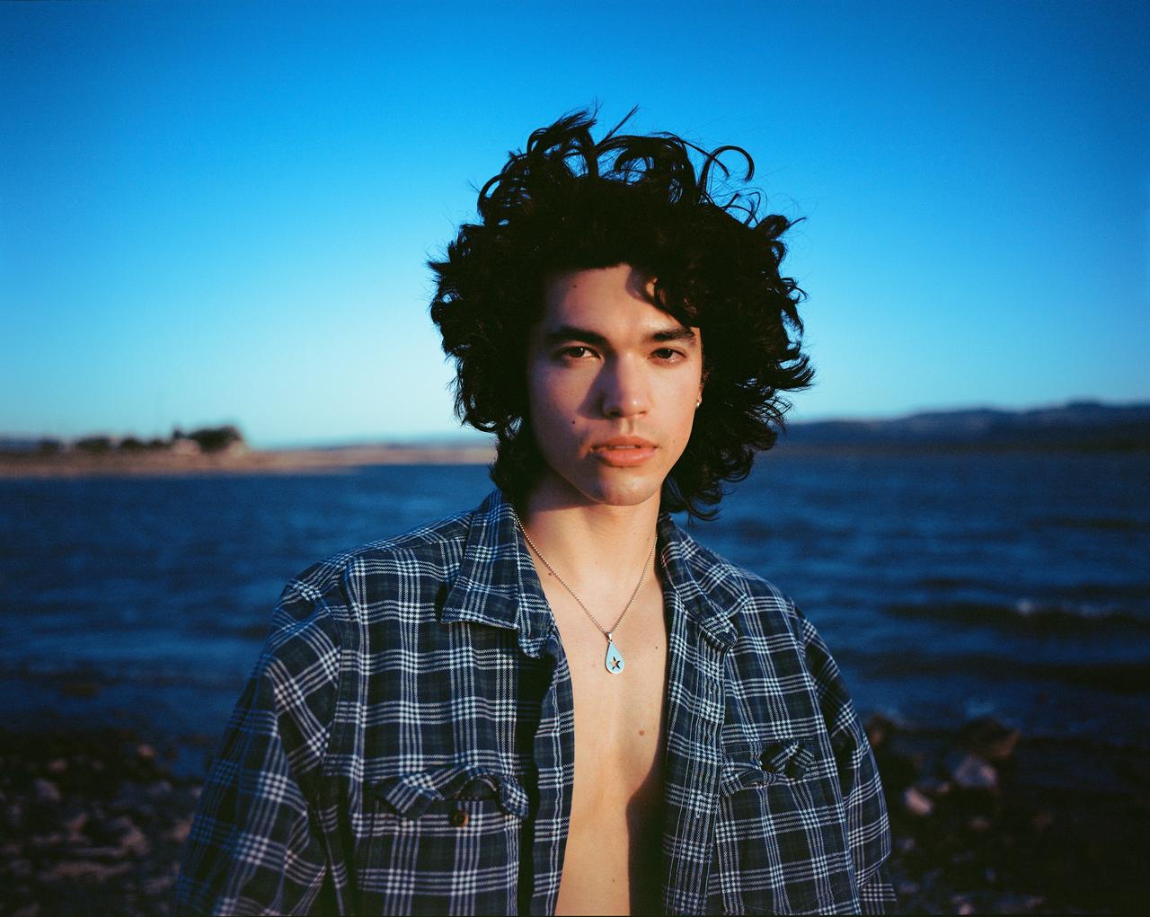 コナン・グレイ、新曲「Vodka Cranberry」で描く“終わりに向かう恋”──MVは「This Song」の続編に