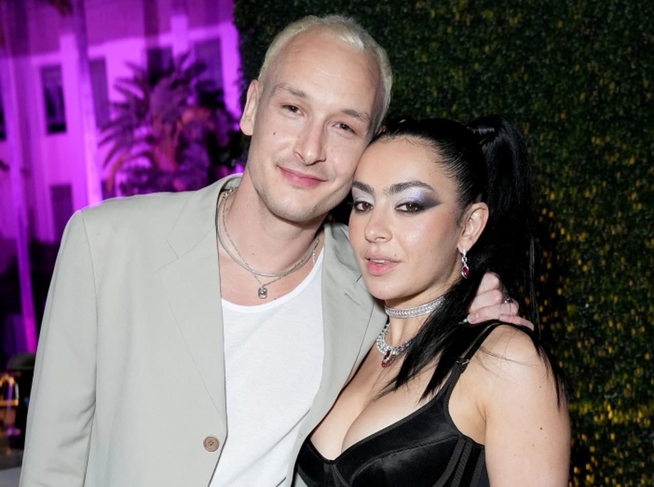 チャーリーXCXが結婚、ウエディングドレスはどこのブランド？