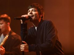 チケット取れず嘆いていたルイ・トムリンソン、オアシス復活ライブに現る