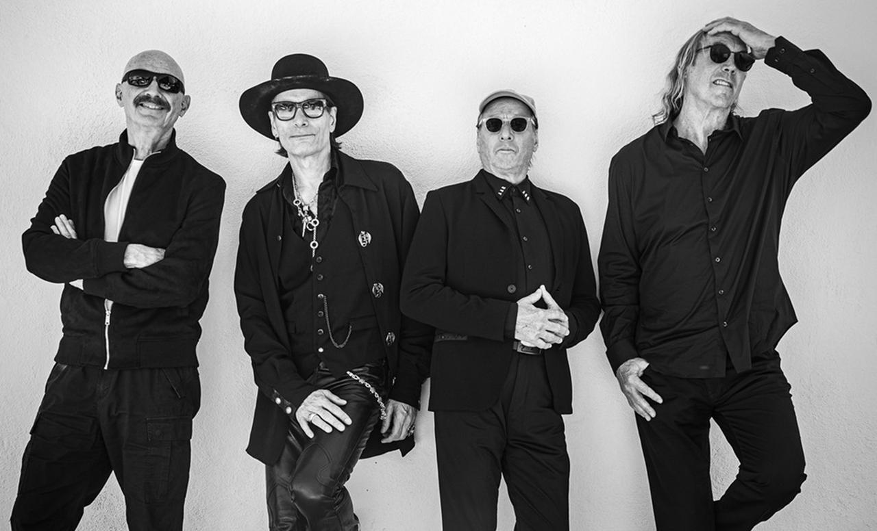 元キング・クリムゾン×スティーヴ・ヴァイ、スーパー・バンド“ビート”誕生！日本先行ライヴ盤＆武道館公演決定