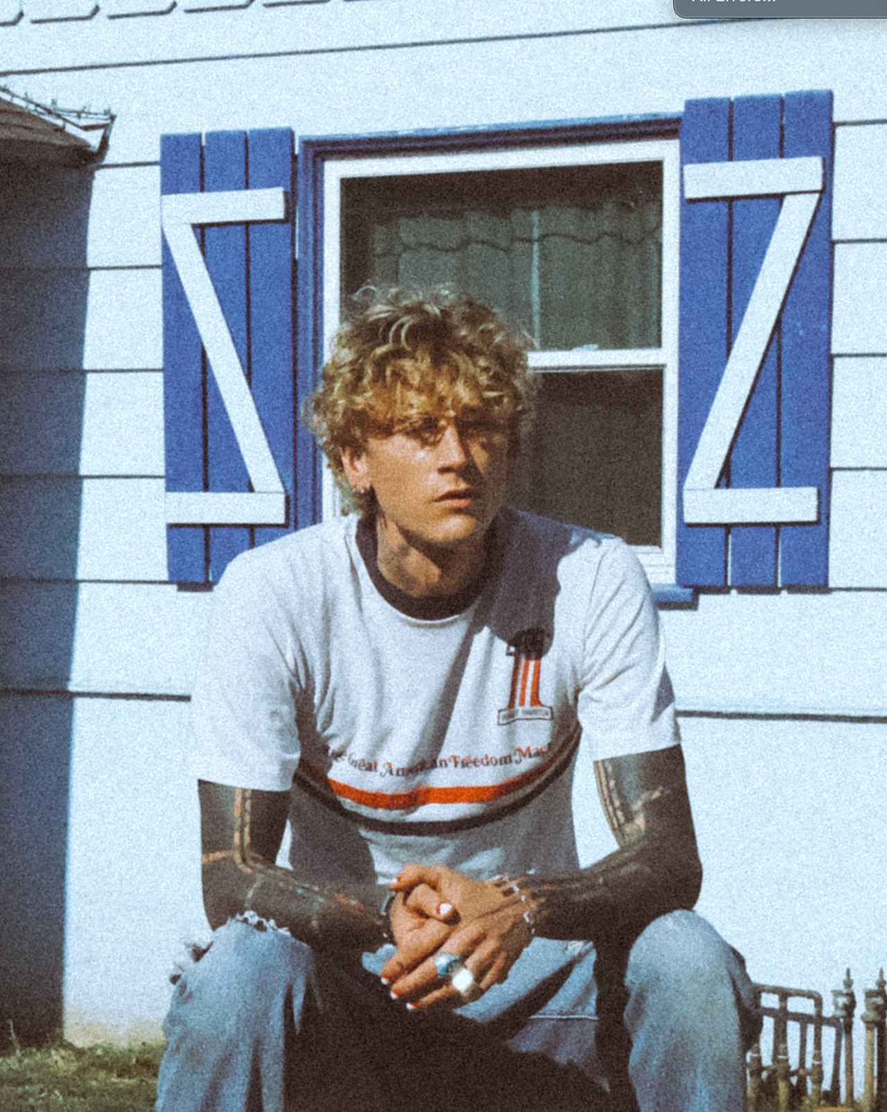 サマーソング×ミニチュアの魔法──mgk新曲「miss sunshine」で魅せるノスタルジックな世界観