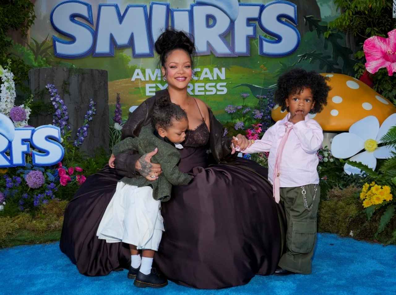 リアーナ、ついに子どもたちとレッドカーペットデビュー!母の顔に世界が注目