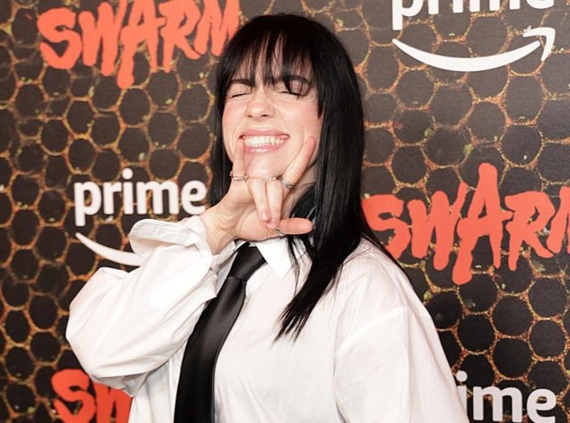 ビリー・アイリッシュ、日本のアーティストのグッズを身につける