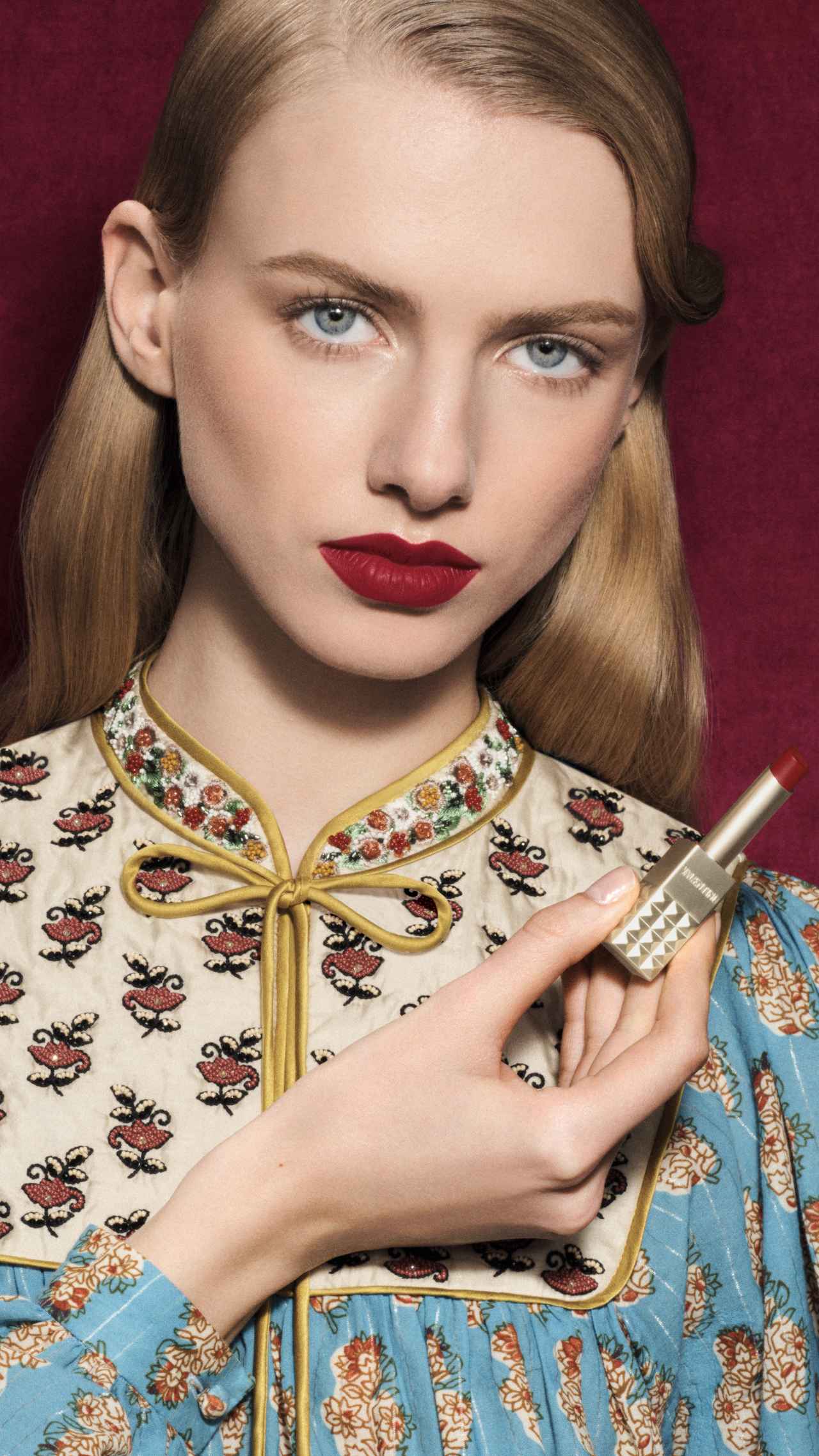 スタッズ×レトロカラーで魅せる秋。ヴァレンティノのアイコンリップに“ルネッサンスな5色”が仲間入り