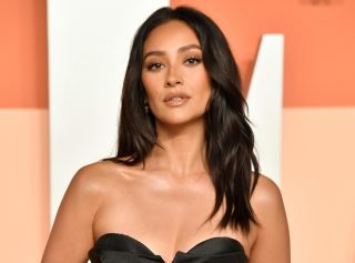 歌舞伎町で“推し発見”？シェイ・ミッチェル、ホスト看板と2ショット