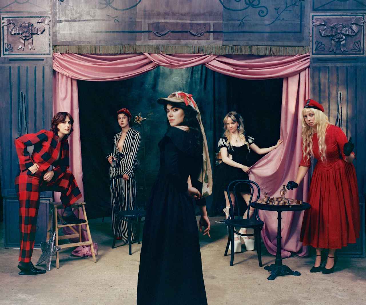 ザ・ラスト・ディナー・パーティー、日本限定盤『フロム・ザ・パイアー』発売へ 特典はファン必見のA3ポスター