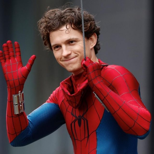 トム・ホランドが撮影現場で神対応、スパイダーマンスーツの子供と記念撮影