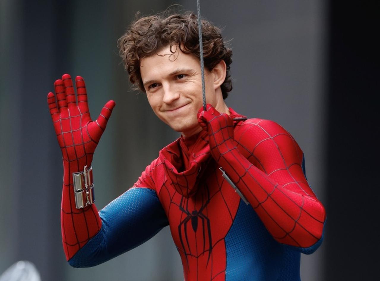 トム・ホランドが撮影現場で神対応、スパイダーマンスーツの子供と記念撮影