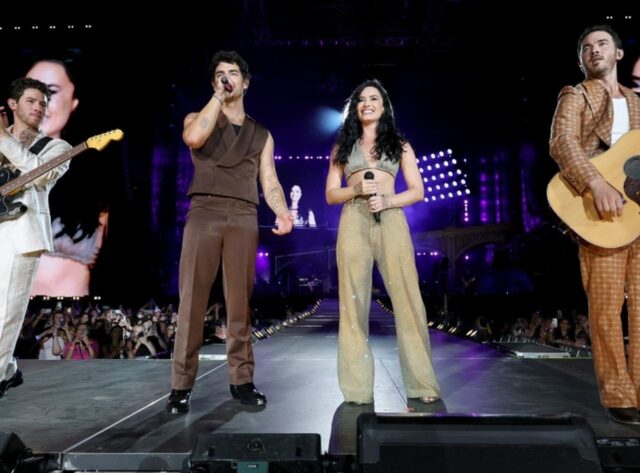 『キャンプ・ロック』の名曲を再び、ジョナス・ブラザーズとデミの胸熱ステージ