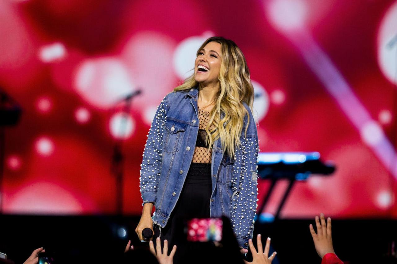 テイラー・スウィフトにインスパイアされ、レイチェル・プラッテンもヒット曲を再録したと発表