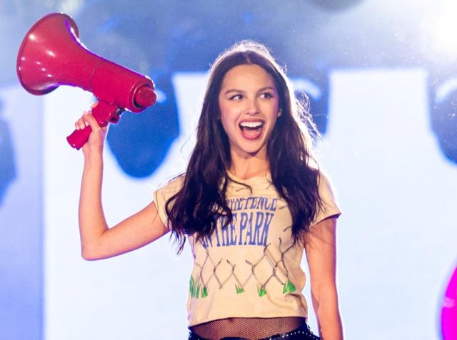 オリヴィア・ロドリゴの新時代予告？Tシャツに刻まれた「3」に注目集まる