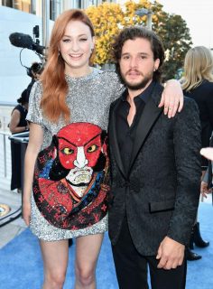 『ゲーム・オブ・スローンズ』兄妹役が今度は恋人役に──ソフィー・ターナー＆キット・ハリントンの「最悪なキス」