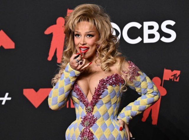 ドージャ・キャット、VMAで口紅を食べる！？そのリップの正体と狙いとは