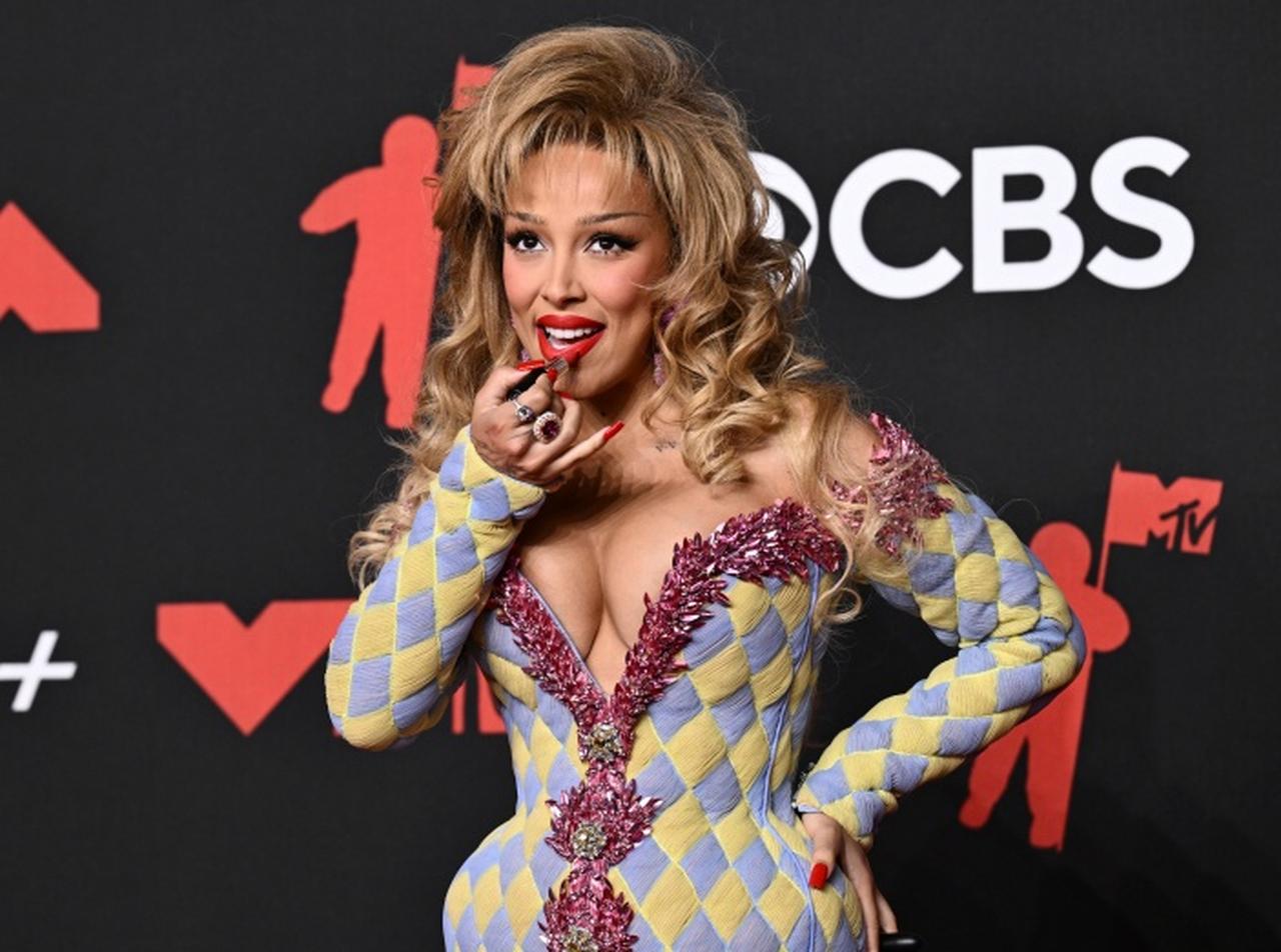 ドージャ・キャット、VMAで口紅を食べる!?そのリップの正体と狙いとは