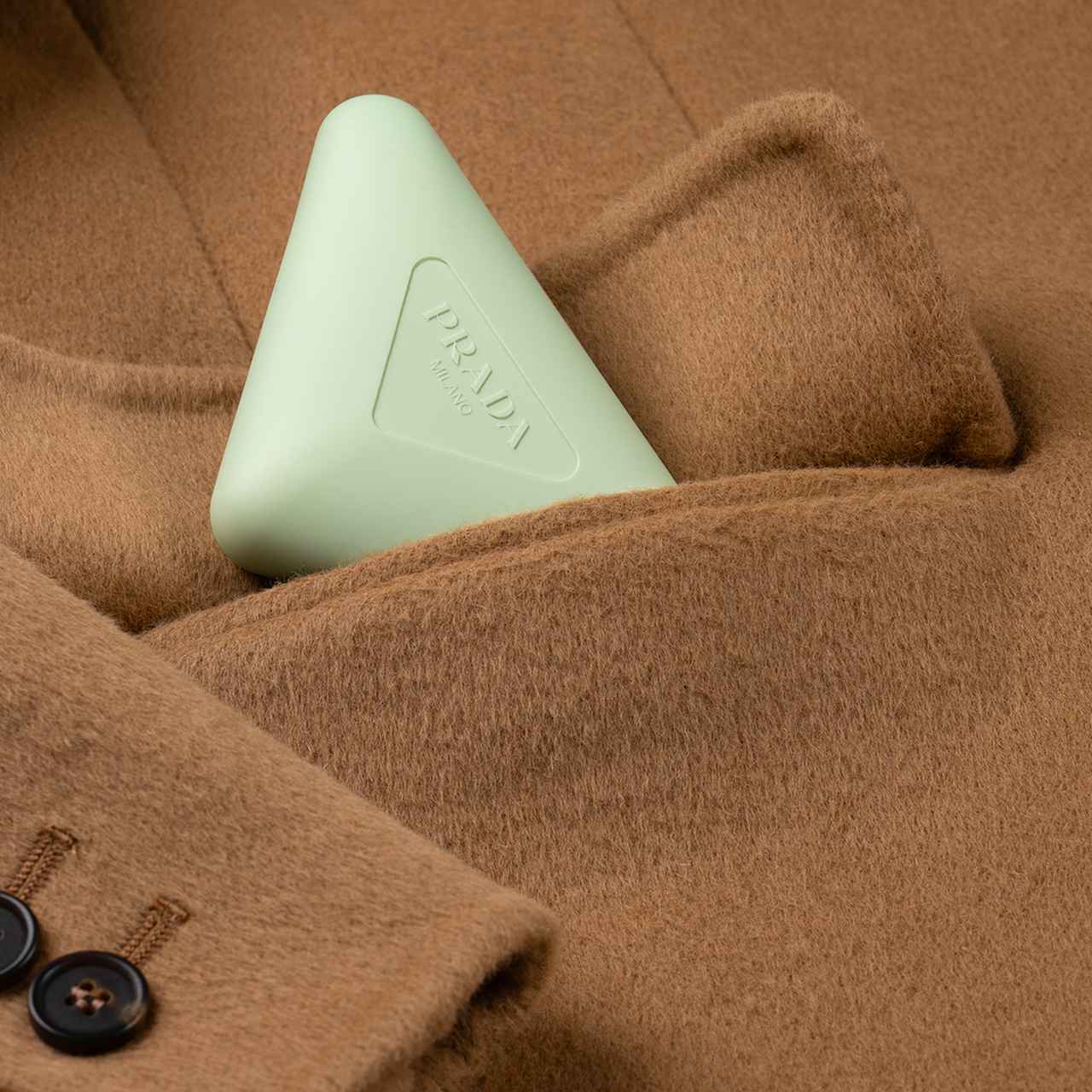 持ち歩ける“アクセサリー” プラダから爪・肌・キューティクルを同時ケアする新発想アイテム登場