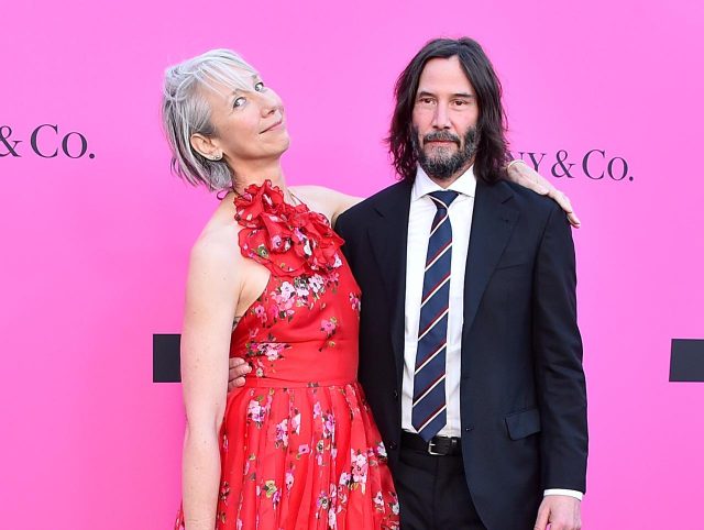 キアヌ結婚報道に恋人が反応、“フェイクニュースに注意して”