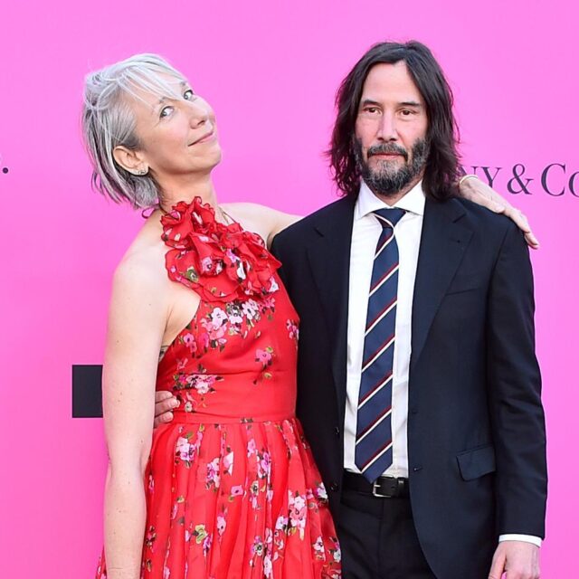 キアヌ結婚報道に恋人が反応、“フェイクニュースに注意して”