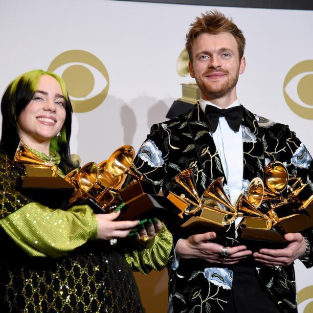 ビリー・アイリッシュ、兄と長年の恋人が婚約を果たした時の反応 