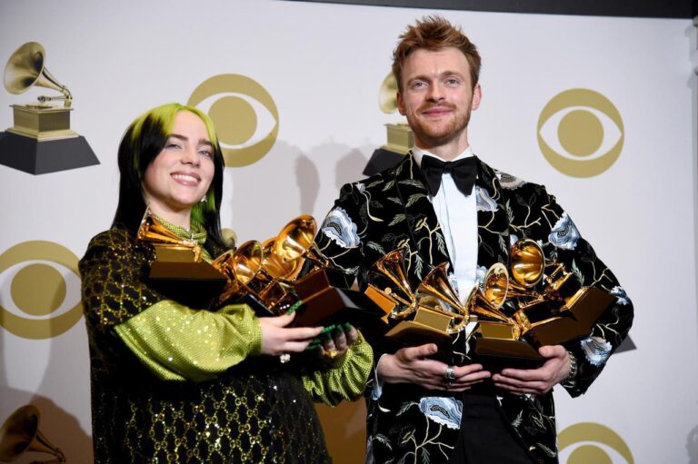 ビリー・アイリッシュ、兄と長年の恋人が婚約を果たした時の反応 