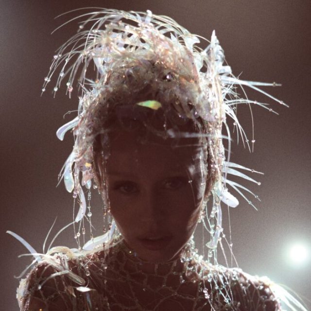 マイリー・サイラスがグラミー初受賞後に発表した『Something Beautiful』のデラックス版がサプライズ・リリース！“進化”が止まらない最新アルバムを徹底解説！