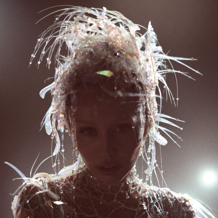 マイリー・サイラスがグラミー初受賞後に発表した『Something Beautiful』のデラックス版がサプライズ・リリース!“進化”が止まらない最新アルバムを徹底解説!