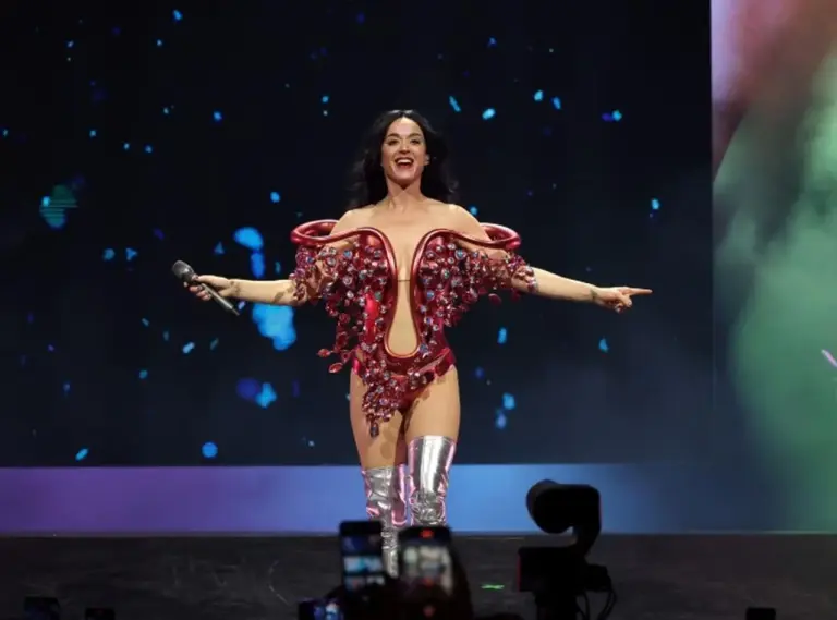 ケイティ・ペリー、ステージ上でプロポーズを受ける