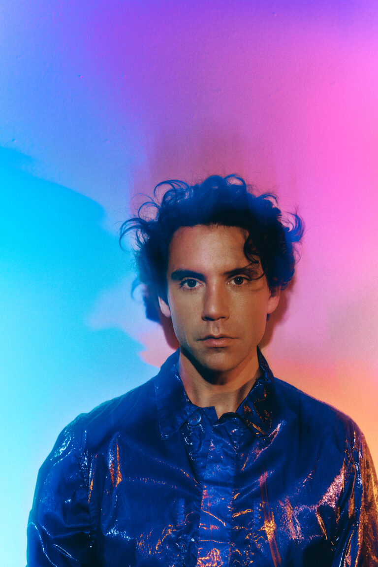 MIKA、AI時代に“人間らしさ”を問う――最新曲『Modern Times』が描く「自由への祈り」