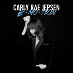 カーリー・レイ・ジェプセン、『Emotion (10th Anniversary Edition)』で“あの夏のポップス”を再び──未発表曲も多数収録