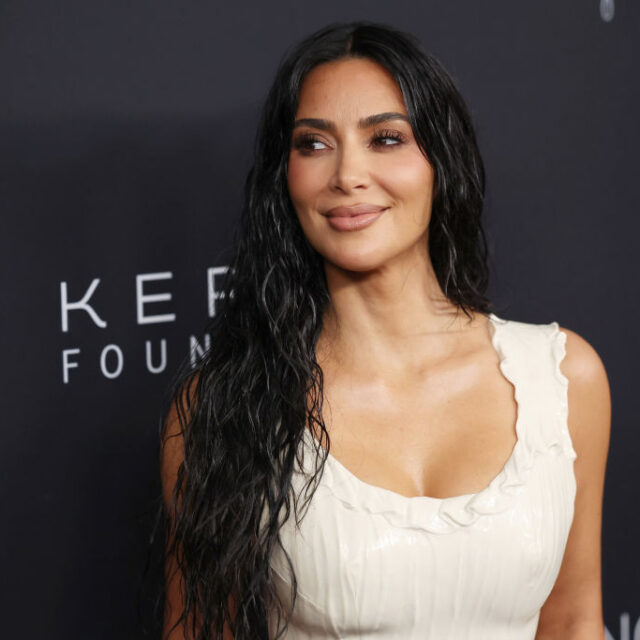 キム・カーダシアンの新作は“フェイク陰毛”!? SKIMSが攻めすぎ下着を発表