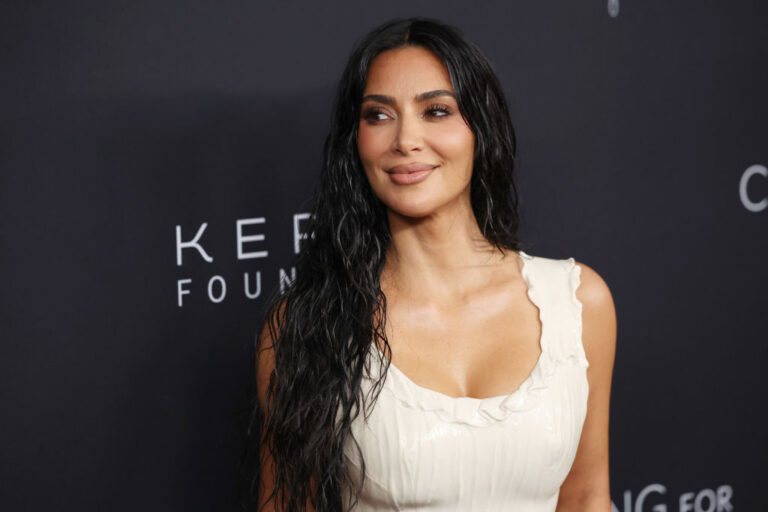キム・カーダシアンの新作は“フェイク陰毛”!? SKIMSが攻めすぎ下着を発表