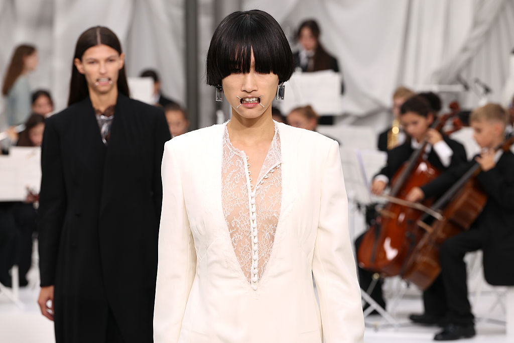 メゾン マルジェラのパリコレ、モデルの口元に“四針ステッチ”