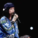 ビリー・アイリッシュ、マイアミ公演中に観客から強引に引っ張られ転倒