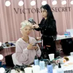 ジュード・ロウの娘アイリス、“セクシー×スポーティ”な装いでヴィクシーショーに初登場！