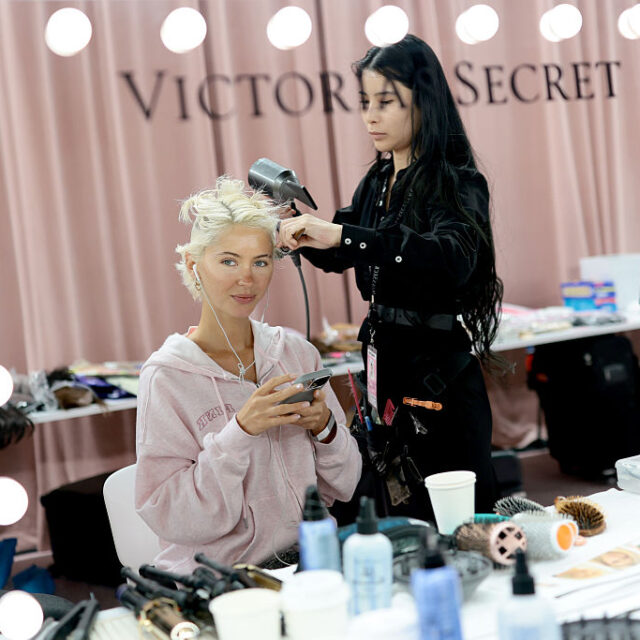 ジュード・ロウの娘アイリス、“セクシー×スポーティ”な装いでヴィクシーショーに初登場！