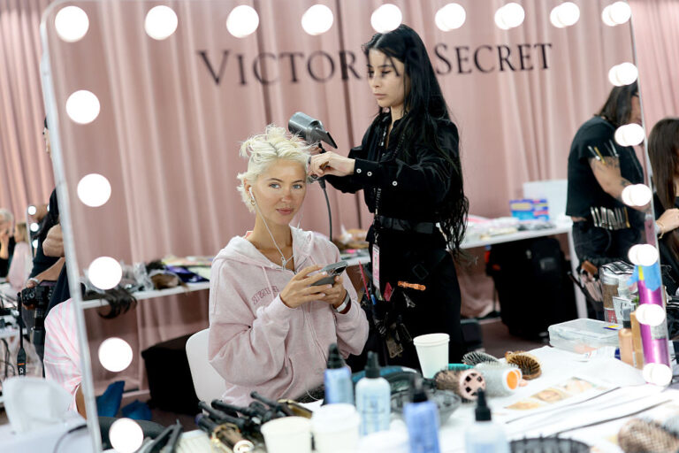 ジュード・ロウの娘アイリス、“セクシー×スポーティ”な装いでヴィクシーショーに初登場!