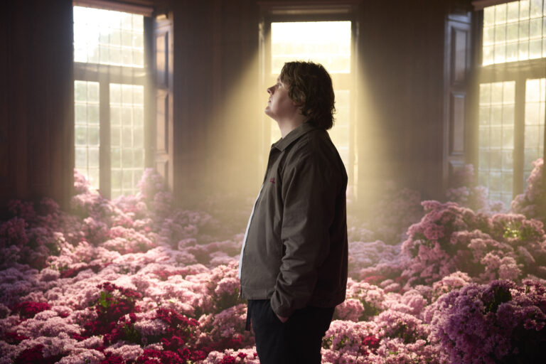 ルイス・キャパルディ、涙のグラストンベリーを経て――新曲「Almost」で描く“再生”の物語