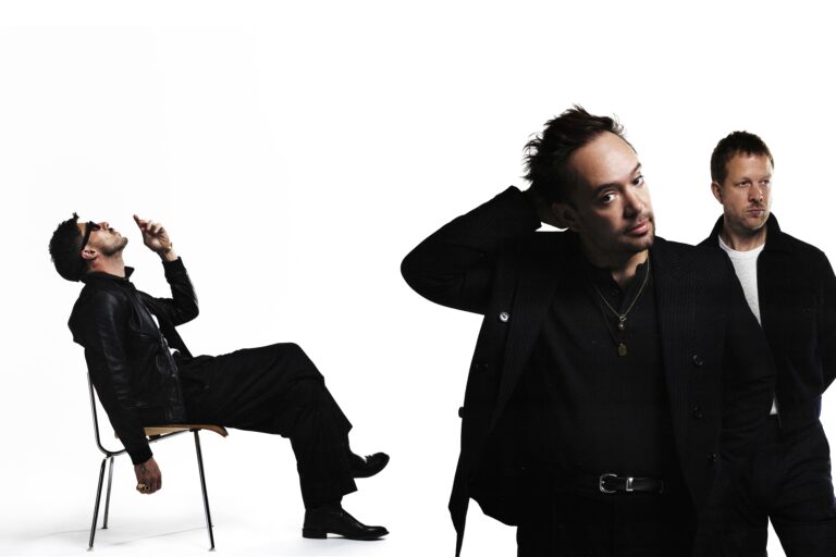 マムフォード&サンズ、わずか11カ月で新章へ──ホージア参加の新曲を収録した『プライズファイター』誕生