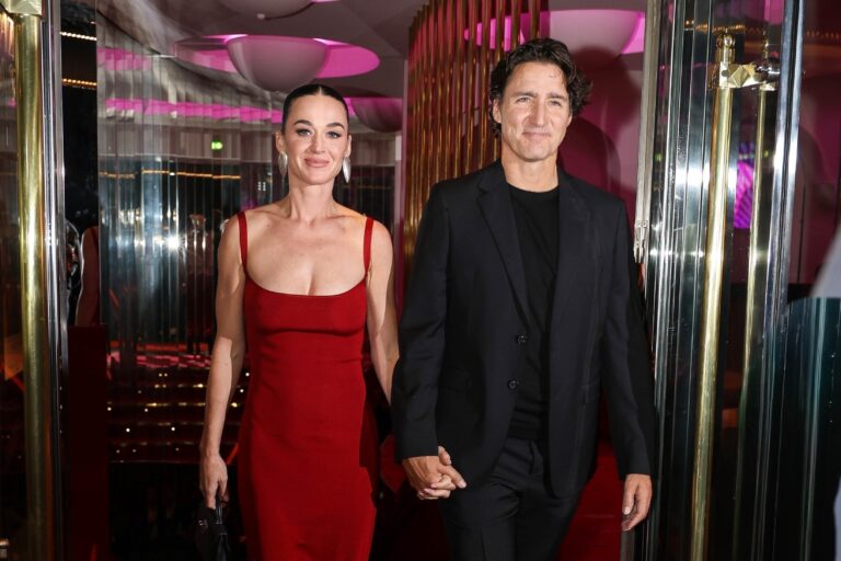 ケイティ・ペリーとトルドー元首相が交際公表!パリで手つなぎデート中にファンとも交流