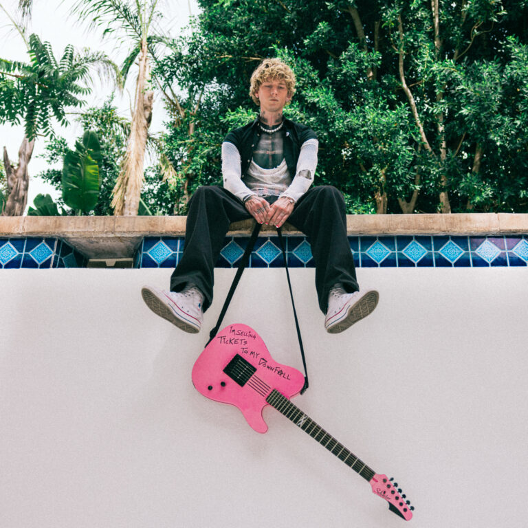 mgk、伝説の“ポップパンク革命”が再び!全米1位アルバム『Tickets To My Downfall』に未発表曲5曲を追加した5周年盤をサプライズ公開