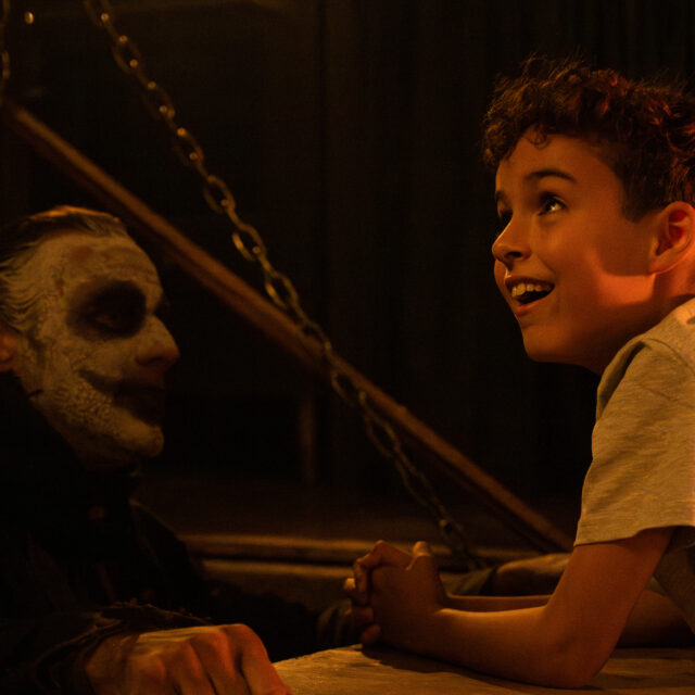 「ピーター・パン」が殺人鬼に――禁断のスプラッター『ネバーランド・ナイトメア』、監督＆主演コメント到着！不幸を呼ぶステッカーも配布決定