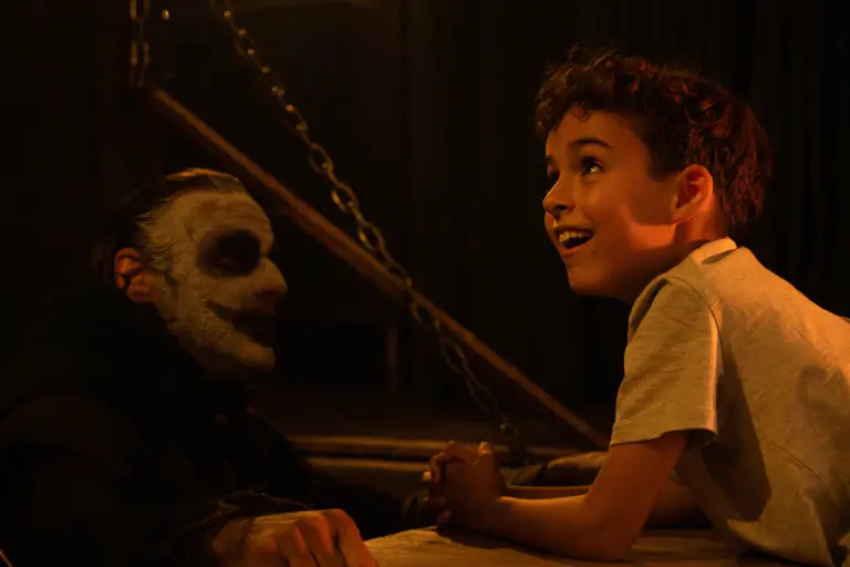 「ピーター・パン」が殺人鬼に――禁断のスプラッター『ネバーランド・ナイトメア』、監督&主演コメント到着!不幸を呼ぶステッカーも配布決定