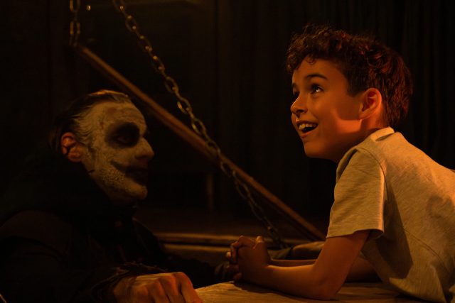 「ピーター・パン」が殺人鬼に――禁断のスプラッター『ネバーランド・ナイトメア』、監督＆主演コメント到着！不幸を呼ぶステッカーも配布決定