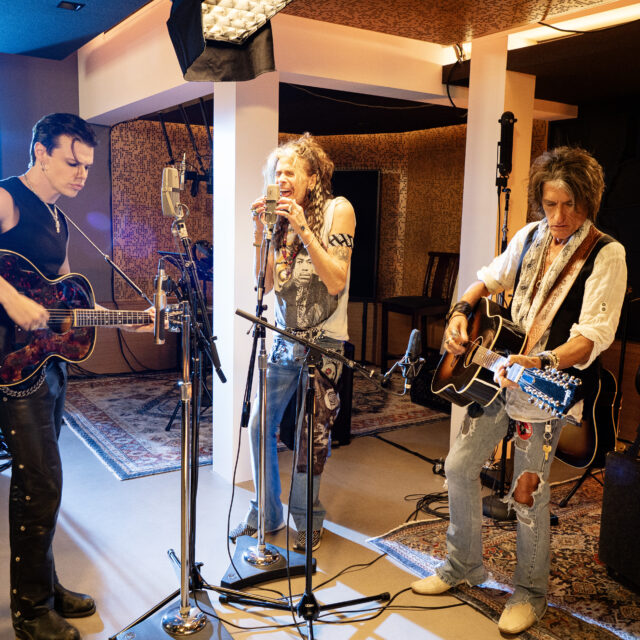 エアロスミス×ヤングブラッドの新曲に“伝説コメディ俳優”スティーヴ・マーティン参戦！　バンジョーが響くソウルフルな1曲に