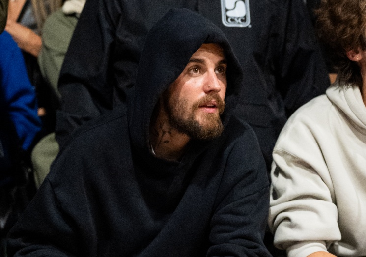 ジャスティン・ビーバーが転倒事故、痛みに耐えながらリハ続行