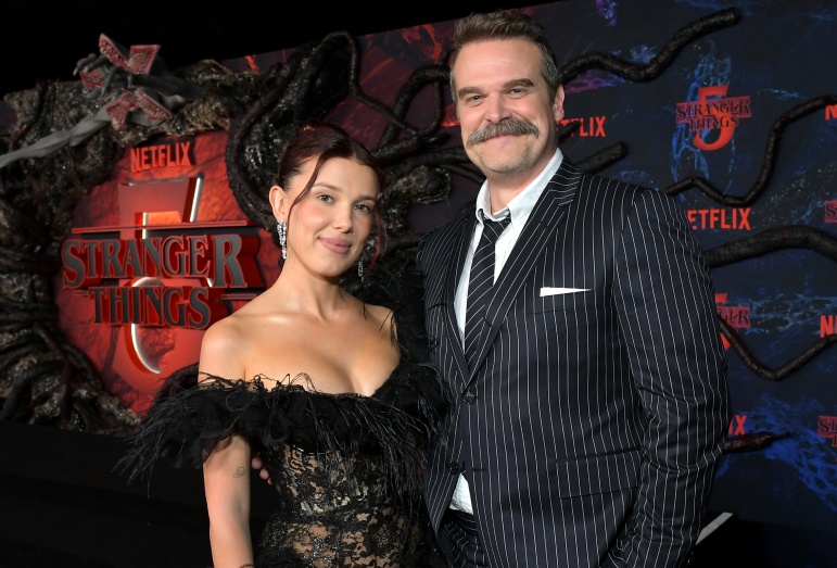 “いじめ告発”を吹き飛ばす笑顔の共演、ミリー&デヴィッドが揃って登場